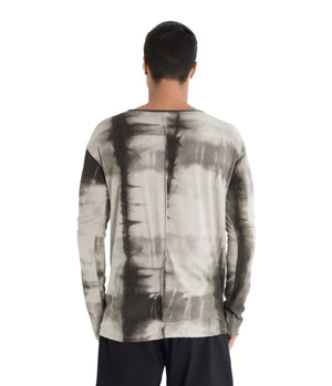 Shibori, relax fit long sleeve shirt crafted from light weight certified organic cotton. With 2 asymmetrical seam lines on its front, and 1 vertical seam running down its back this shirt is simple yet unique and original. Hand dyed with plants.