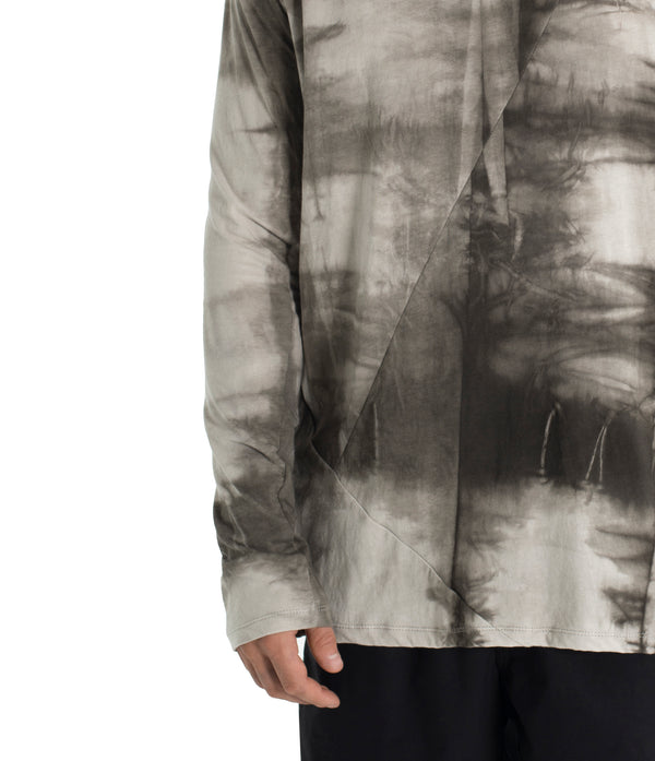 Shibori, relax fit long sleeve shirt crafted from light weight certified organic cotton. With 2 asymmetrical seam lines on its front, and 1 vertical seam running down its back this shirt is simple yet unique and original. Hand dyed with plants.