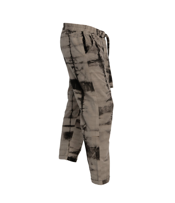 Plant dye, ankle length, unisex trousers, crafted from 100% cotton, front-tie fastening, elastic on waist and 2 front pockets.