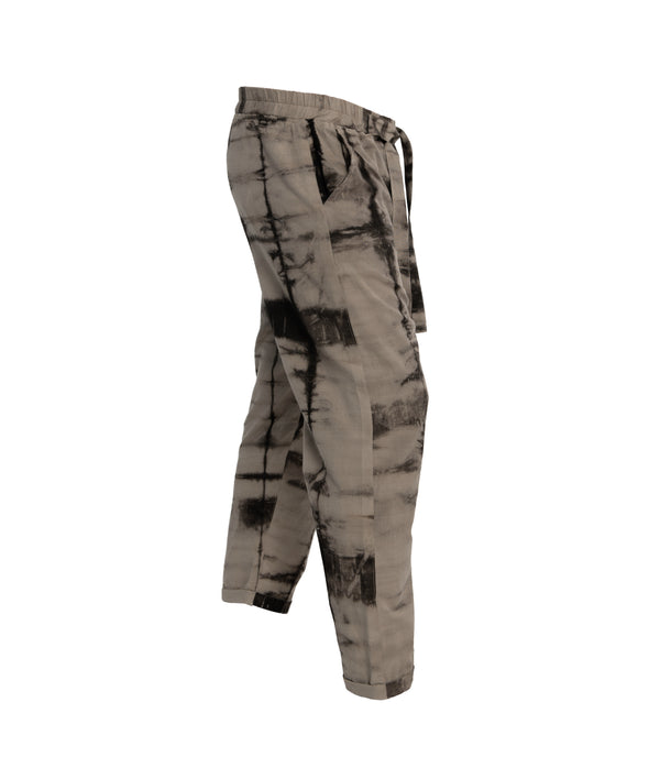Plant dye, ankle length, unisex trousers, crafted from 100% cotton, front-tie fastening, elastic on waist and 2 front pockets.